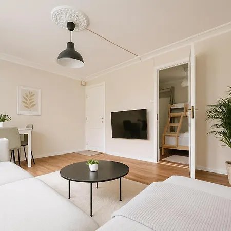 Twin Flats 1st Floor In Centre - Norwegians Minimum Age 25 アパート