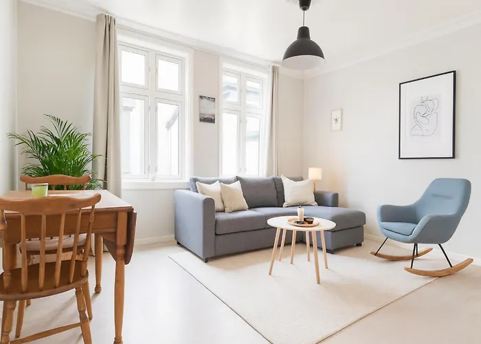 Twin Flats 1st Floor In Centre - Norwegians Minimum Age 25 Lägenhet